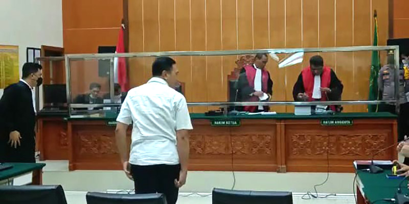 Terlibat Peredaran Sabu, Mantan Kapolsek Kalibaru Dituntut 17 Tahun Penjara dan Denda Rp 2 Miliar