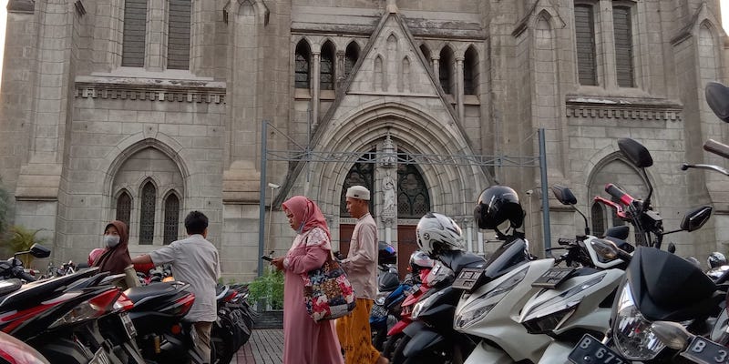 Jemaah Masjid Istiqlal Membludak, Gereja Katedral Sediakan Parkiran