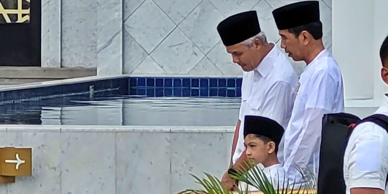 Sebelum Cek Persiapan Lebaran, Ganjar Shalat Jumat Bareng Jokowi di Masjid Syeikh Zayed