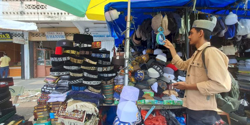 Kisah Pilu Penjual Peci di Pasar Aceh