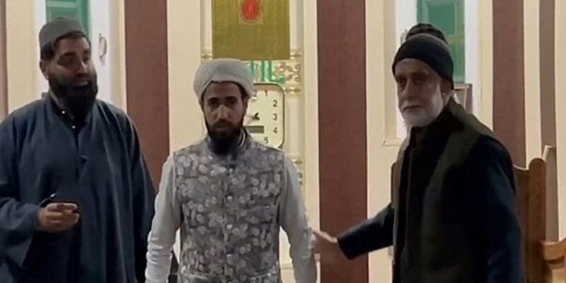 Imam Tarawih di Wilayah J&K Dapat Hadiah Paket Umrah atas Dedikasinya Selama Ramadhan
