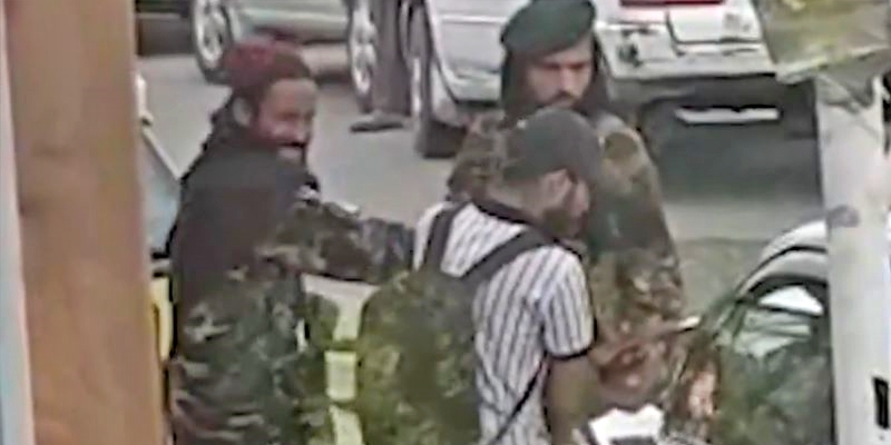 Taliban Tampar Pemuda yang Gunakan <i>Earphone</i> di Jalan