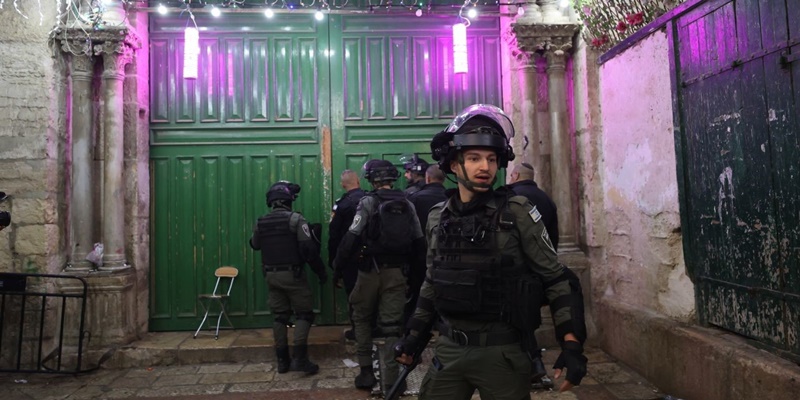 Polisi Israel memasuki masjid al-Aqsa di Yerusalem pada rabu dini hari 5 April 2023/Net