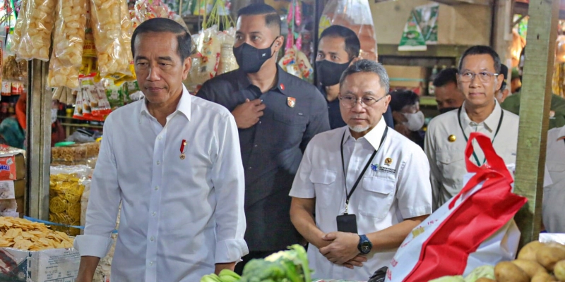 Blusukan Bareng Zulhas, Jokowi Bersyukur Harga Pangan Cenderung Turun