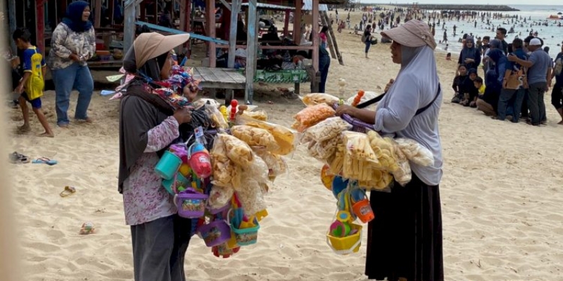 Berkah Lebaran Para Pedagang Asongan di Objek Wisata