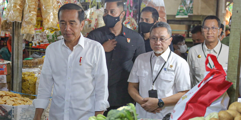 Jelang Lebaran, Heru dan Zulhas Dampingi Jokowi Tinjau Pasar