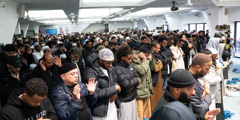Halaman Tergenang Air, Shalat Id di Birmingham Dilakukan Empat Sesi di dalam Masjid