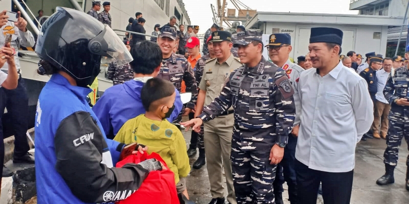 Momentum Idulfitri, TNI AL Angkut Ratusan Pemudik dengan Kapal Perang
