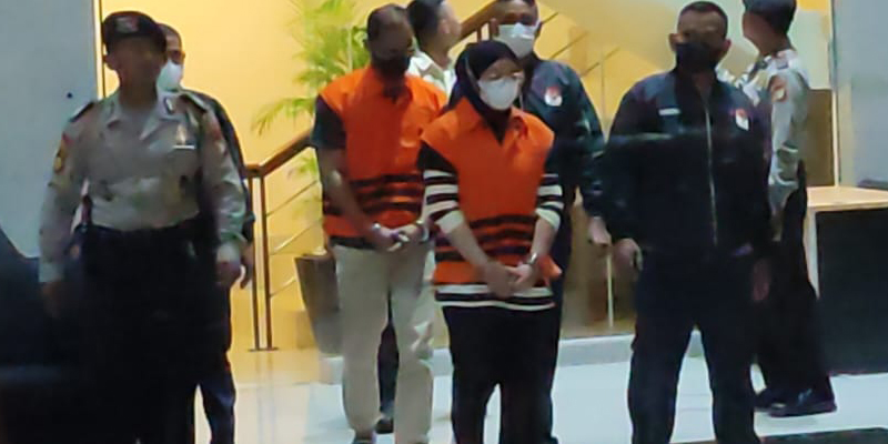 Bupati, Kepala BPKAD Kepulauan Meranti dan Ketua Tim BPK Riau Kenakan Rompi Oranye
