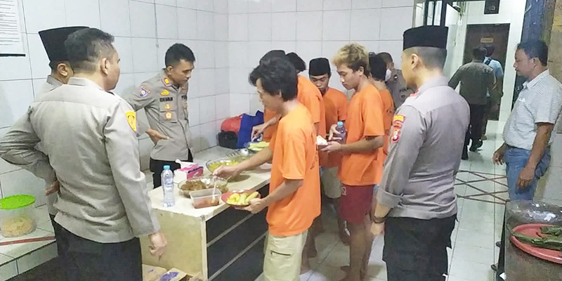 Lebaran, Kapolsek Tanjung Duren Makan Ketupat Opor dan Rendang Bareng Tahanan