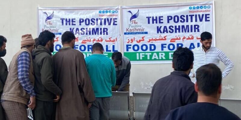The Positive Kashmir Bagi-bagi Ratusan Porsi Makanan Buka Puasa Gratis