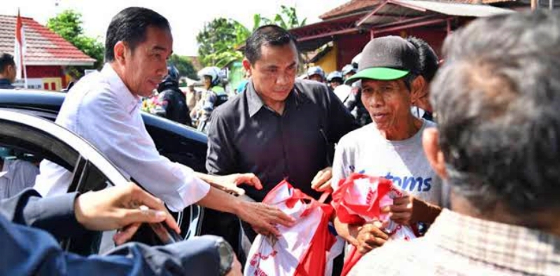 Bagi-bagi Sembako di Depan Istana, Jokowi Lakukan Kerja Presiden atau Ormas?