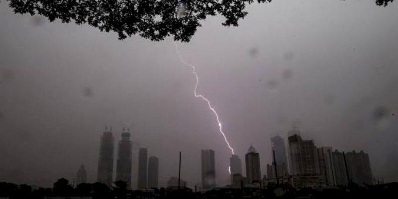 Peringatan Dini: Sebagian Jakarta Hujan Disertai Petir Malam Hari Ini