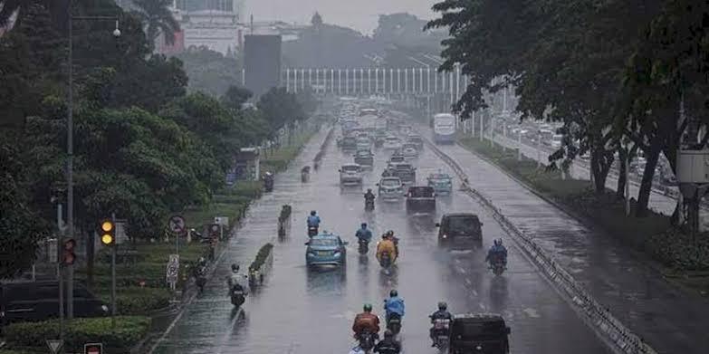 Lebaran Hari Kedua, Sebagian Jakarta Diprediksi Hujan Lebat Disertai Petir