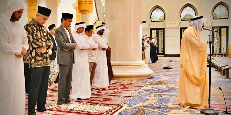 Sebelum Kembali ke Jakarta, Jokowi Shalat Tarawih Bareng Ganjar di Masjid Syekh Al Zayed