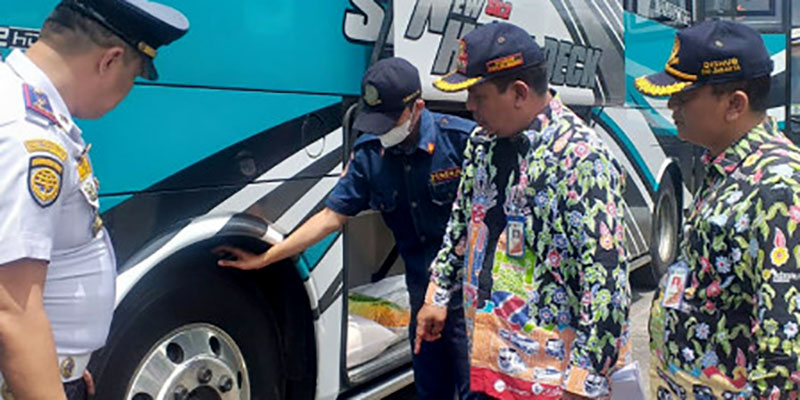 Jelang Arus Mudik, Ratusan Bus AKAP di Terminal Kalideres Dicek Kelaikan