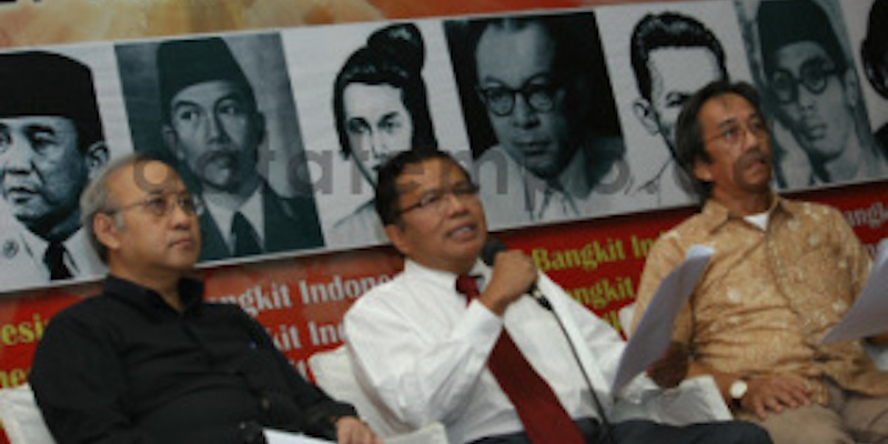 Rizal Ramli (tengah) bersama almarhum Abdul Rachim (kiri) dan almarhum Ibrahim G Zakir dalam sebuah kesempatan/Net