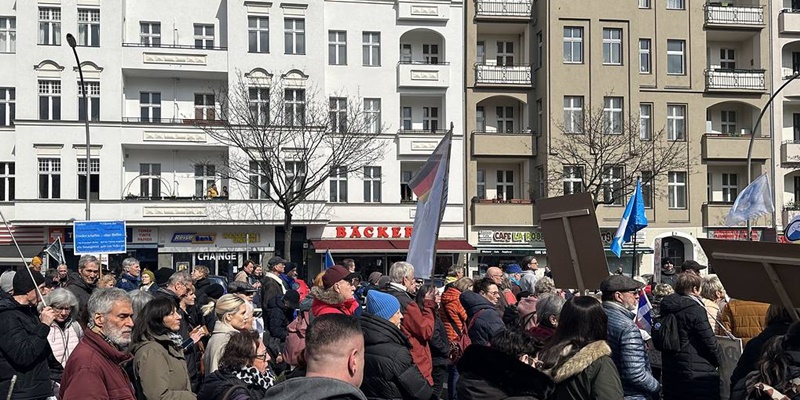 Ribuan Orang Berpartisipasi dalam Pawai Paskah Jerman, Menentang Pengiriman Senjata ke Kyiv