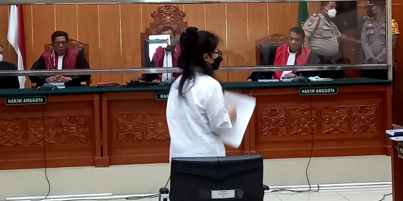 Linda Pujiastuti Terisak Singgung Tudingan Publik Saat Bacakan Pledoi