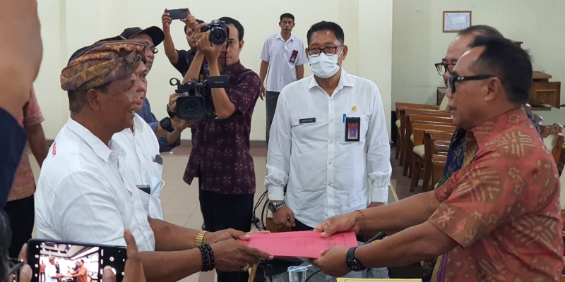 Ditolak Luhut, Perwakilan Desa Adat Bali Pertanyakan Nasib Tersus LNG Sidakarya ke DPRD