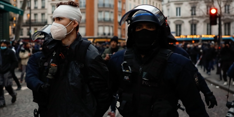 Terungkap, Aparat Prancis Lakukan Kekerasan dan Penangkapan Sewenang-wenang selama Protes Reformasi Pensiun