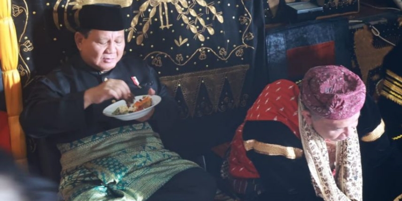 Berkunjung ke Sumbar, Prabowo Lahap Makan Nasi Padang Pakai Tangan