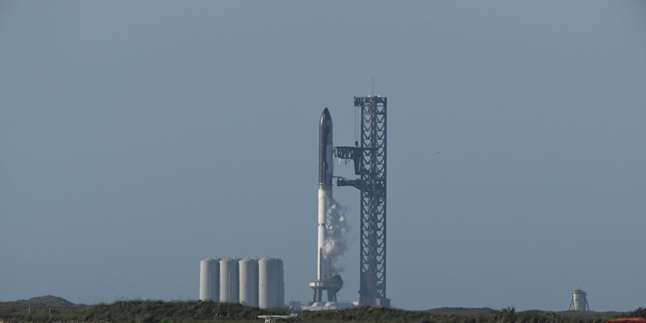 SpaceX Tunda Uji Coba Terbang Roket Terbesar di Dunia Starship