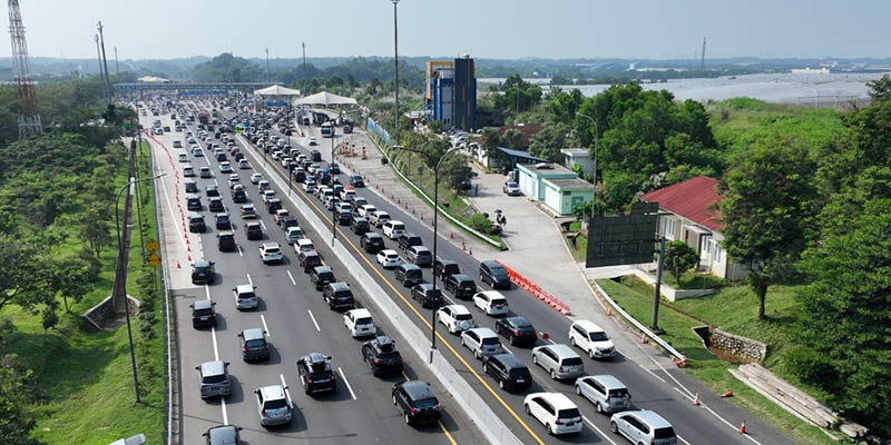 Polri Berlakukan <i>One Way</i> dari Tol Kalikangkung hingga Jakarta Jam 2 Siang Nanti