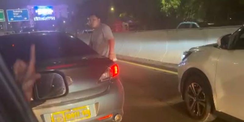 Viral Video Pria Ngamuk ke Pengemudi Lain di Tol Sambil Bawa Pistol