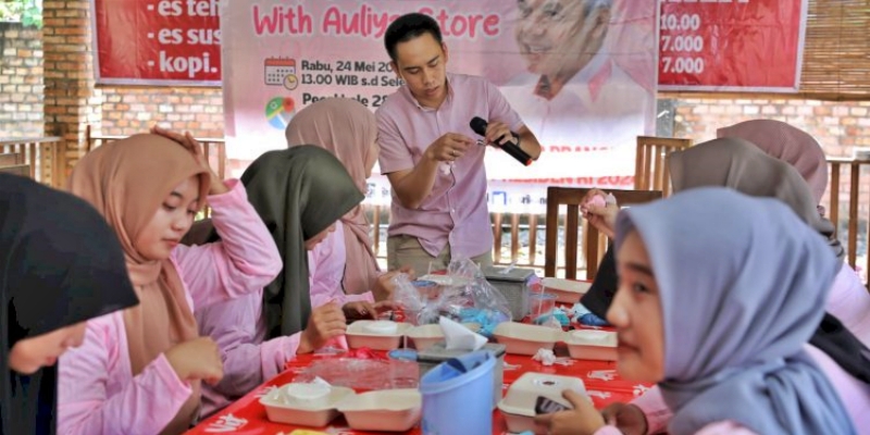 Manfaatkan Pasar Kaum Milenial, Pelaku UMKM Palembang Dilatih Menghias Bento Cake