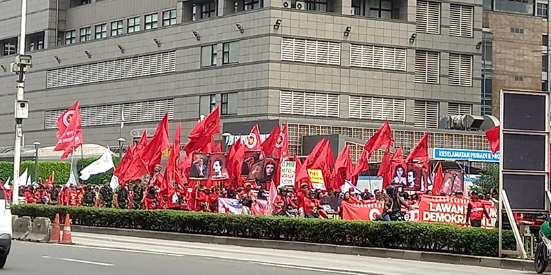 Dikawal TNI-Polri, Massa Kasbi Longmarch dari Bunderan HI ke Monas