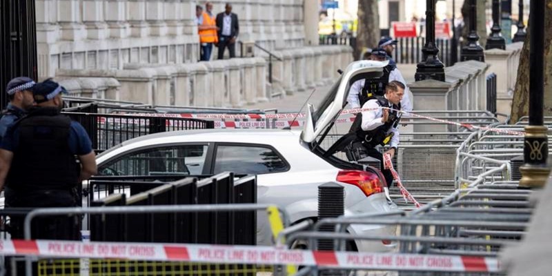 Kendaraan berwarna perak menabrak gerbang Downing Street pada Kamis 25 Mei 2023/Net