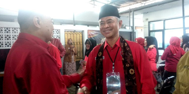 Pedagang Gorengan Ikut Nyaleg, Ketua PDIP Kota Tasikmalaya Acungkan Jempol