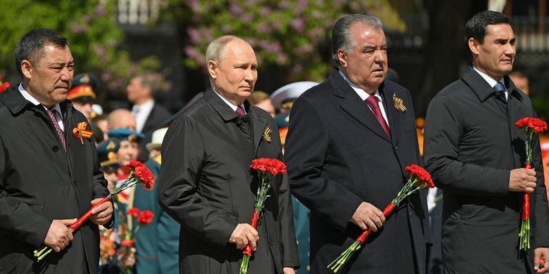 Peringati Hari Kemenangan, Putin dan Para Pemimpin CIS Meletakkan Karangan Bunga di Makam Prajurit Tak Dikenal