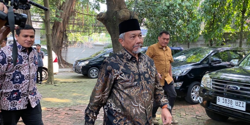 Kenakan Batik Hitam, Presiden PKS Tiba di Rumah Din Syamsuddin