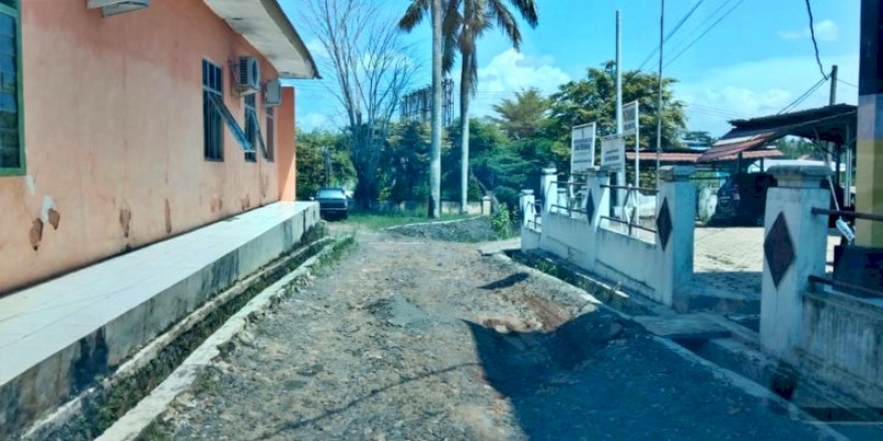 Jalan Menuju Empat Kantor Dinas di Lampung Utara Rusak Parah