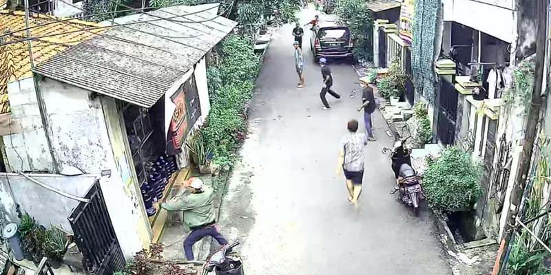 Gerebek Kampung Bahari, Polisi Dilempari Batu dan Kayu oleh Warga