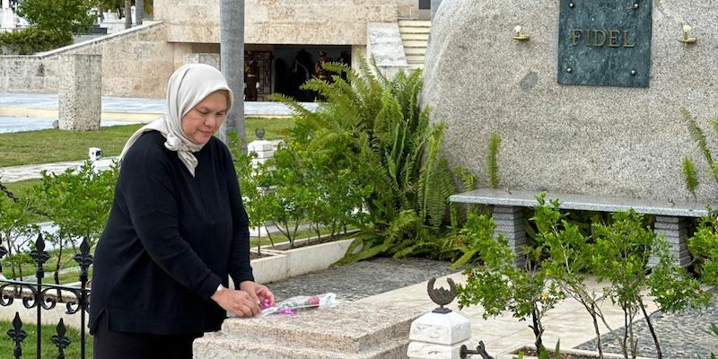 Dubes Nana Yuliana meletakkan karangan bunga di makam Fidel Castro di Cementerio de Santa Ifigenia, Santiago de Cuba.