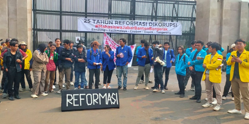 Kegagalan Reformasi Diungkap Mahasiswa Jawa Barat-Banten di Depan Gedung DPR