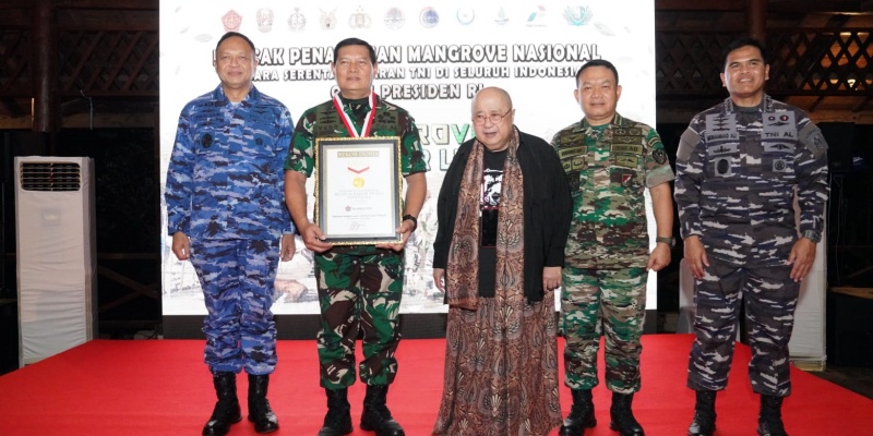 Jaya Suprana saat berikan rekor Muri kepada TNI/Ist