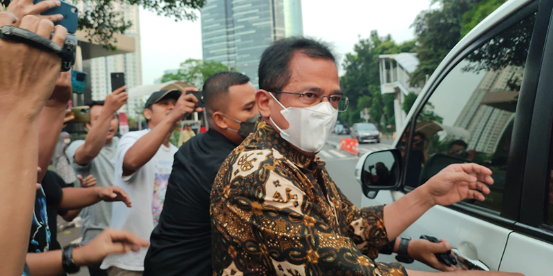 Diperiksa 7 Jam, Sekjen DPR RI Indra Iskandar Kocar-kacir Hindari Wartawan di KPK
