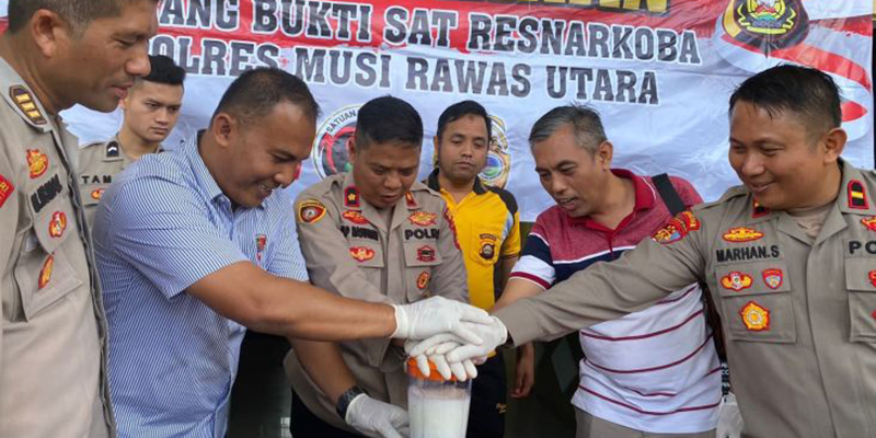 Polres Muratara Musnahkan 101 Gram Sabu dengan Diblender