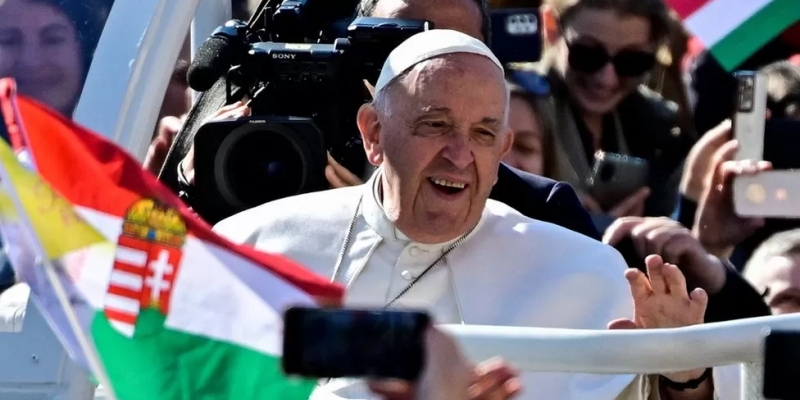 Paus Fransiskus Desak Hongaria untuk Buka Pintu untuk Imigran