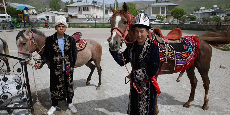 Sekelompok orang tiba dengan menunggang kuda untuk memberikan suara mereka di pemilihan presiden Turkiye dengan pakaian tradisional Kyrgyzstan, di Van, Türkiye, 28 Mei 2023/Net
