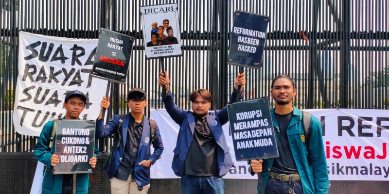 Aksi Mahasiswa Hadirkan Satire untuk Rezim Jokowi, Mulai Musra Hingga Lembaga Survei Pasti Dibayar