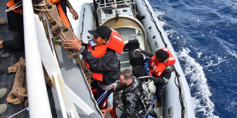 Bakamla RI Evakuasi Korban Kecelakaan Dua Kapal di Laut Timor