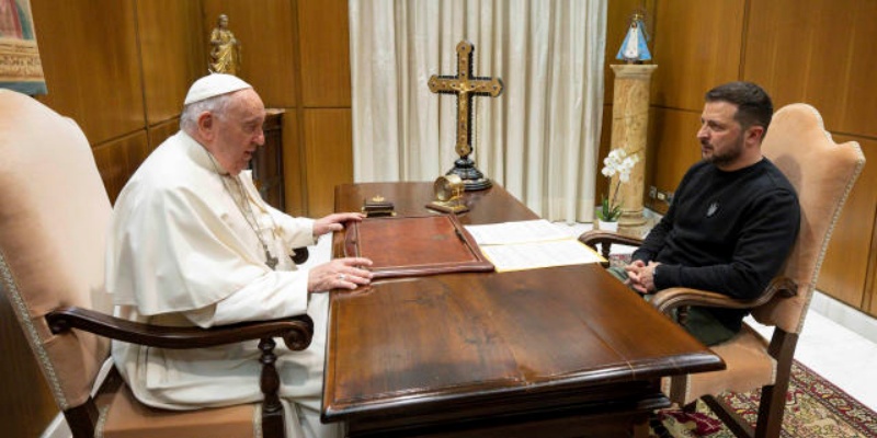 Zelensky Minta Paus Fransiskus Bantu Pulangkan Anak-anak Ukraina yang Dibawa Rusia