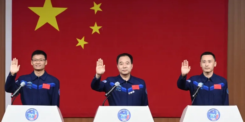 China Kirim Astronot Sipil Pertama ke Stasiun Ruang Angkasa Tiangong