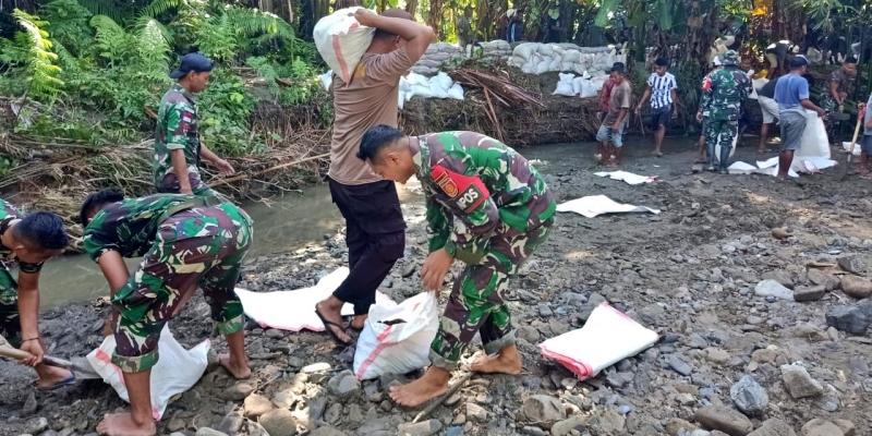 Cegah Kerawanan Banjir, Satgas Yonarmed 1 Kostrad Bantu Warga Bangun Tanggul Sungai