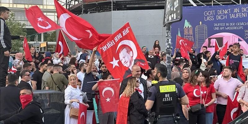 Rayakan Kemenangan Erdogan, Ekspatriat Turki di Eropa Turun ke Jalan